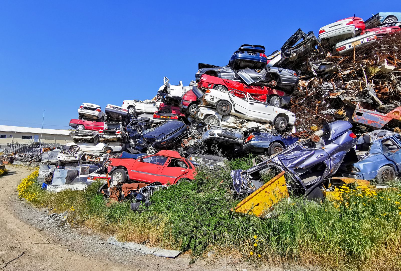 pile-of-various-scrap-cars-and-other-metals-on-a-j-2026-01-08-07-00-28-utcjpg pile-of-various-scrap-cars-and-other-metals-on-a-j-2026-01-08-07-00-28-utc.jpg