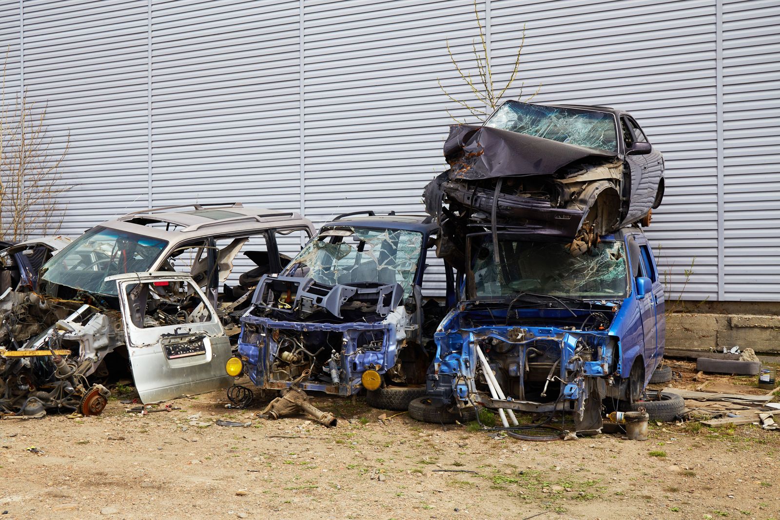damaged-cars-piled-at-salvage-yard-against-wall-2026-01-08-06-50-33-utcjpg damaged-cars-piled-at-salvage-yard-against-wall-2026-01-08-06-50-33-utc.jpg